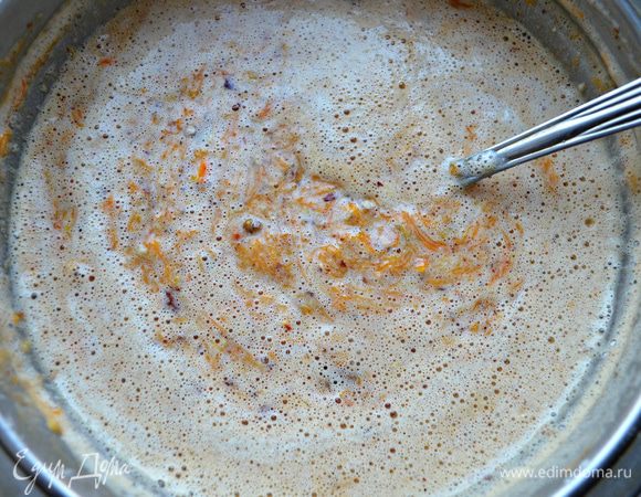 Вмешайте измельчённый миндаль в тыквенную массу, добавьте апельсиновый сок и цедру апельсина.