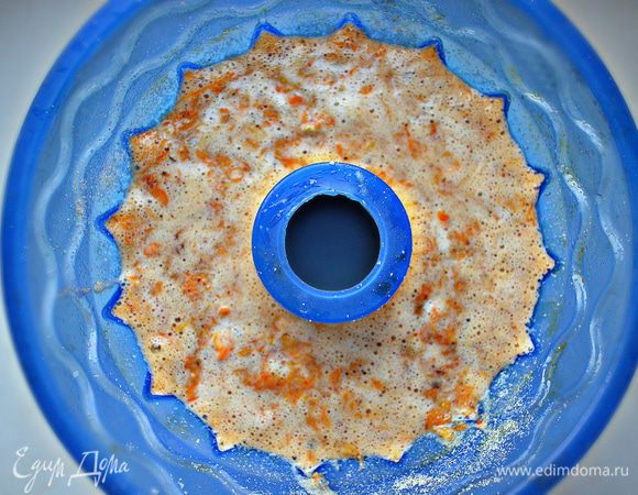 Форму для выпекания смажьте растительным маслом и присыпьте манкой.
Влейте в форму тесто и равномерно распределите по форме. Выпекайте в духовку около 50 мин при температуре 180г.