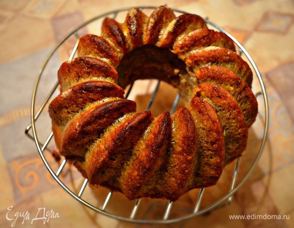 После выпекания кекс в форме разместите на 10 мин на решётке для охлаждения. Затем аккуратно выньте кекс из формы и ещё на 10 мин оставьте на решётке.