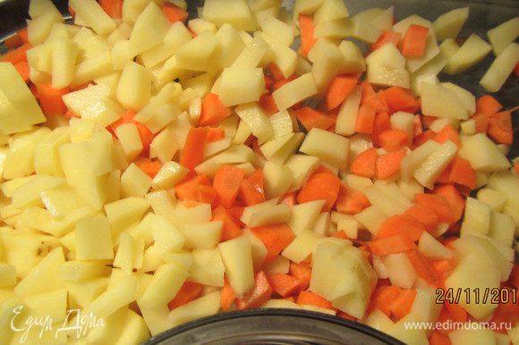 Картофель и морковь чистим, режем кубиками и отвариваем до готовности. Я их приготовила в пароварке (так еще полезней получается).