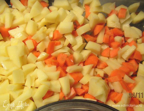 Картофель и морковь чистим, режем кубиками и отвариваем до готовности. Я их приготовила в пароварке (так еще полезней получается). 
