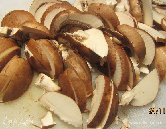 Грибы режем пластинами и добавляем их к луку. Обжариваем все вместе минуты 3-5. Солим, перчим по вкусу. Можно добавить зелени на Ваше усмотрение, я добавила немного сушеной петрушки.
