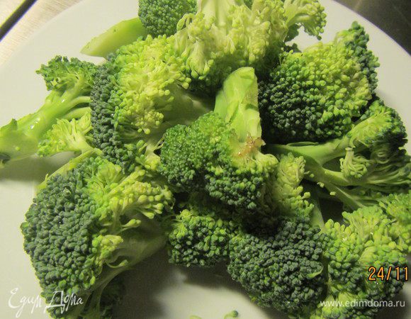 Брокколи разбираем на соцветия и бланшируем в кипящей воде минуты 3-5. Я ее опять же готовила в пароварке (добавила ее в конце к картофелю и моркови, но в отдельный отсек). Опускаем ее на пару минут в ледяную воду для сохранения цвета.
