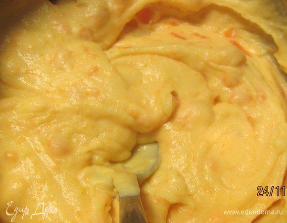 Из моркови и картофеля делаем пюре. Солим, перчим по вкусу, добавляем мускатный орех и яйца (я взяла 2 крупных, вполне достаточно, на мой взгляд, т.е. берем 2 крупных или 3 мелких).
