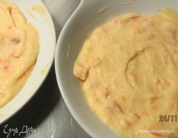 Выкладываем половину пюре в смазанную маслом небольшую форму для запекания. Я взяла 2 порционные.
