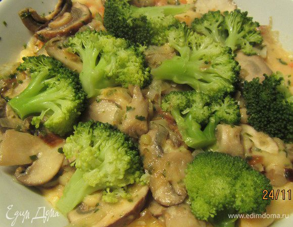 Выкладываем слой грибов и брокколи. 
