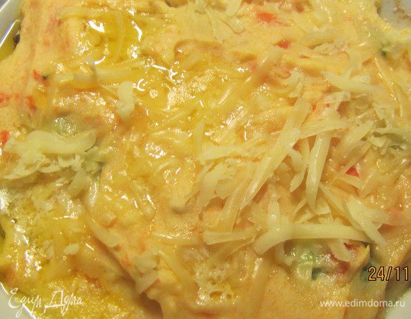 За 15 минут до окончания достаем запеканку и посыпаем ее сыром (его можно взять и побольше. 50 г маловато, как мне кажется). 
