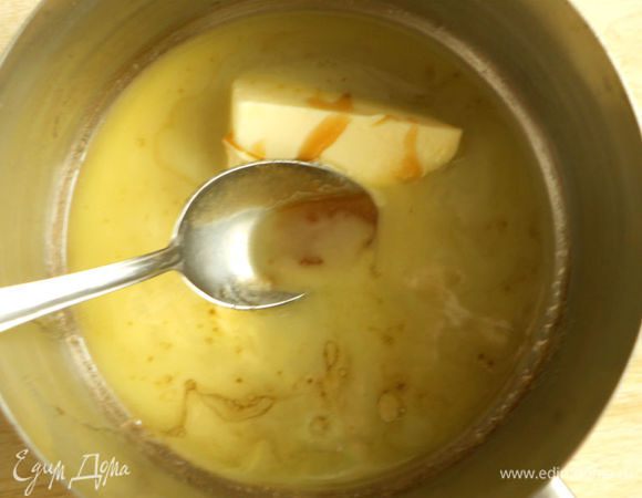 75 г масла и мёд нагреть в кастрюле на маленьком огне и вылить в миску к смеси. 