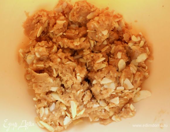 Хорошо вымесить, собрать в шар, завернуть в пищевую плёнку и убрать в морозильную камеру на 15-20 мин.