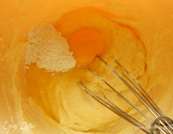 125 г размягченного масла, соль, 100 г сахара, ванильный сахар взбить до кремообразной консистенции. Яйца добавлять по одному, чередуя с 25 г крахмала и хорошо взбивая.