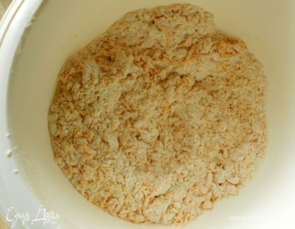 125 г муки, 50 г крахмала и пекарский порошок смешать с натёртой тыквой, а затем с масляно-яичной массой.