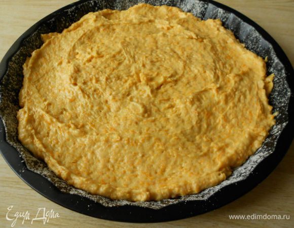  Выложить тесто в форму, разровнять поверхность ложкой. 