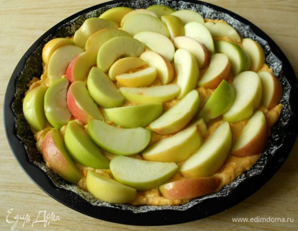 Сверху уложить кусочки яблок. 