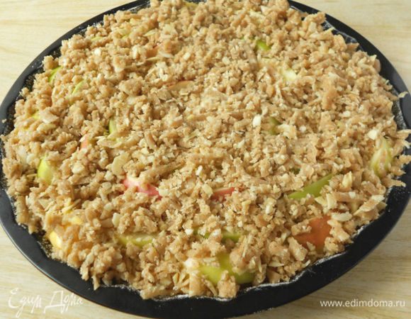 Остывший штрейзель  натереть на крупной тёрке поверх яблок, распределяя его равномерно.