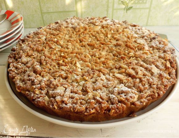 Готовый пирог вынуть аккуратно из формы, остудить на решётке и перенести на блюдо. Через ситечко присыпать его сахарной пудрой ...