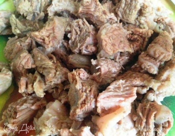 Отварить мясо, остудить и порезать на кубики.