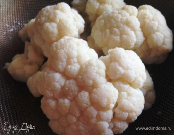 Цветную капусту разобрать на соцветия и сварить в подсоленной воде в течение 10 мин. после кипения. Если хотите, чтобы капуста сохранила свой белый цвет - варите ее в эмалированной посуде с открытой крышкой и добавьте в воду 1 ч.л. лимонного сока или несколько кристалликов лимонной кислоты.