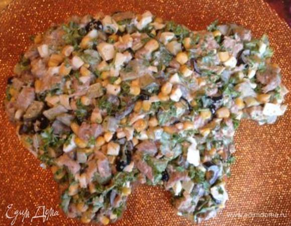 Выложить массу на блюдо в форме овцы. Если вам сложно придать форму - вырежьте трафарет из пищевой пленки или пергамента (можно увеличить фото на экране, приложить лист и обвести или найти другую картинку в интернете), положите на блюдо, а сверху салат, приминая руками и лопаткой.