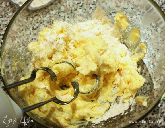  В это время приготовить масляный блок. Масло нарезать на маленькие кусочки, добавить муку и миксером медленно смешивать до однородной массы. 