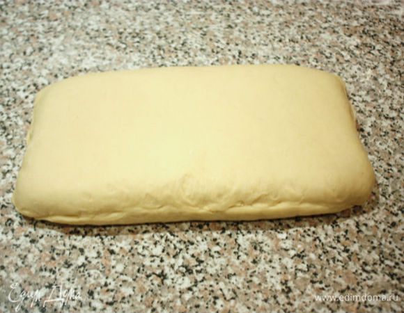 По периметру тесто защипать герметично, обернуть плёнкой и охладить в течении 20 минут.