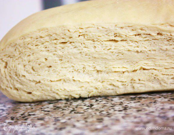 Так оно выглядит на разрезе. Перед использование готовое тесто раскатать до нужной толщины, но не менее 3 мм.