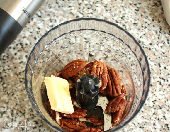  В кухонном комбайне или блендере смешать все ингредиенты начинки до густой массы.