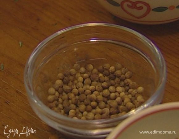 Кориандр растереть в ступке со щепоткой соли.