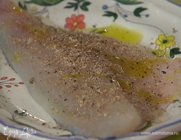 Рыбу посыпать измельченными специями и щепоткой черного перца, сбрызнуть 1 ч. ложкой оливкового масла Extra Virgin.