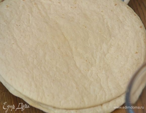 Тортильи прогреть в разогретой духовке.