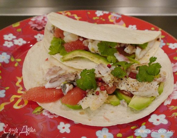 Сбрызнуть оставшимся оливковым маслом Extra Virgin, полить соком грейпфрута и посыпать розовым перцем.