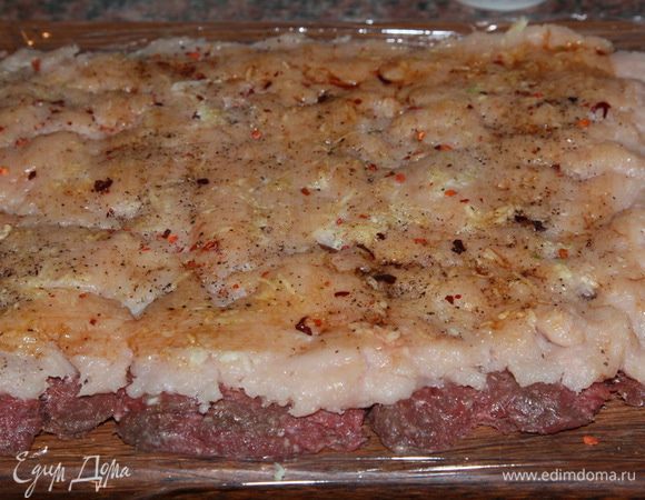 сверху вторым пластом распределяем куриный фарш и проделываем все тоже самое: перчим, смазываем соевым соусом, посыпаем чесноком