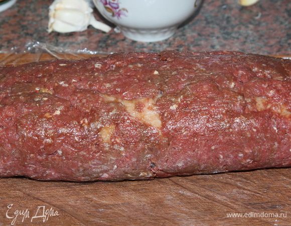 при помощи пленки сворачиваем рулет очень плотно