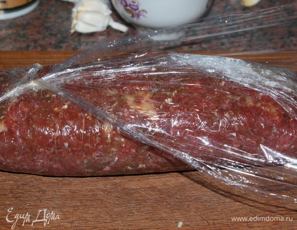 и упаковываем его в много слоев пищевой пленки, делаем "тутанхамончика"