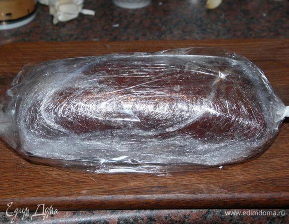 ставим кастрюлю с водой на огонь, "тутанхамончика" помещаем дополнительно в рукав для запекания и хорошо скручиваем целлофан, чтобы вода не проникала внутрь. Отправляем в воду, как только вода закипит, снижаем уровень огня и на таком медленном огне под крышкой готовим 1,5 часа.