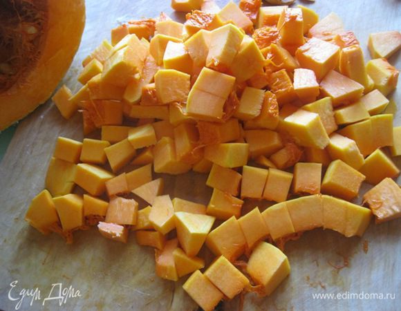 Тыкву очистить от кожуры и семечек.
Нарезать небольшими кубиками.