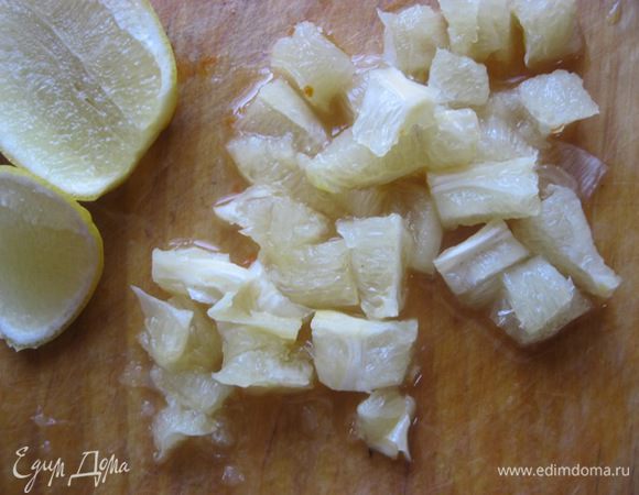 Лимоны также очистить от кожуры и косточек.
Нарезать кубиками.