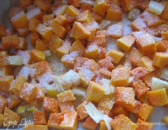 В форму выложить кубики тыквы и лимона.
Посыпать сахаром, перемешать.
