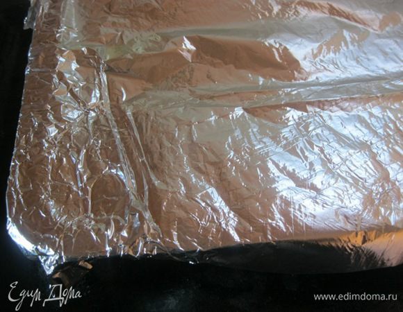 Форму прикрыть фольгой.
Выпекать в разогретой духовке ( до 180 С) 20-40 минут ( зависимости от тыквы).
* Мне хватило 30 минут.
Тыква должна стать мягкой, но оставаться целой.