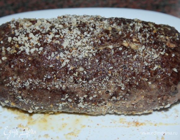 смазываем рулет болтушкой обильно, он хорошо пропитывается, и со всех сторон посыпаем сухарями. Делаем так несколько раз, последний слой - сухари.  