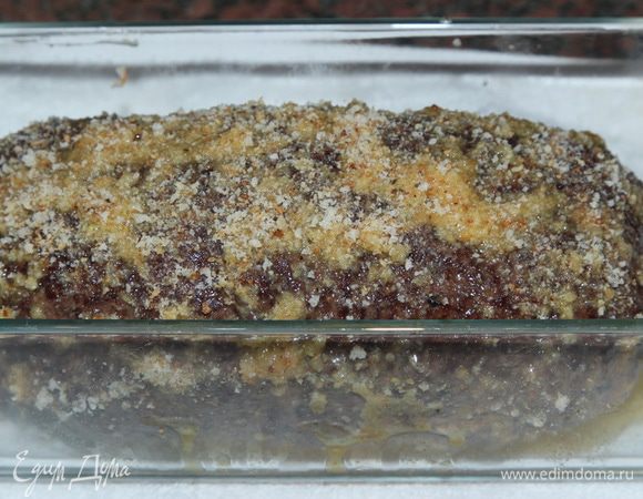 Отправляем в противень и - в духовку на 15-20 минут. Я минут через 5 вынула, смазала еще раз яйцом и посыпала сухарями и снова отправила в духовку. Кто не хочет с этим возиться - можно эту опцию пропустить. Ну, а кому не лень, можно пару раз так сделать, корочка будет толще и хрустящей. 