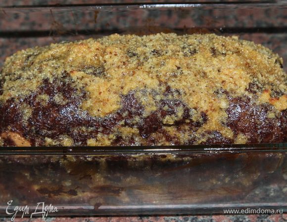 Вот так получилось после запекания. Рулет готов, даем ему немного остыть и острым ножом нарезаем.