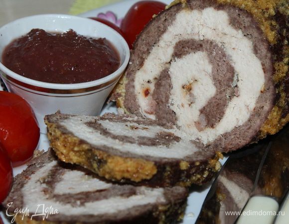 к этому рулету очень хорошо подошел яблочно-сливовый острый соус от Марийки http://www.edimdoma.ru/retsepty/60237-slivovo-yablochnyy-ostryy-sous-k-myasu (я уже им хвасталась в одном из отчетных постов) и помидоры в горчичном рассоле от Валентины http://www.edimdoma.ru/retsepty/66945-pomidory-v-gorchichnom-rassole. И то, и другое присутствует на фото! СМАЧНОГО!