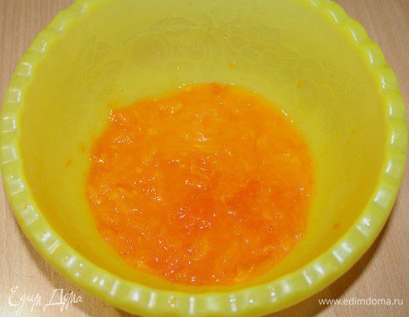 Хурму помойте, очистите от кожуры и измельчите до состояния пюре. Добавьте корицу.