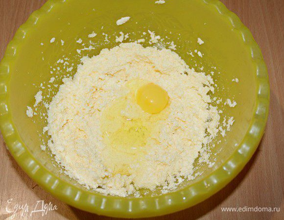 Сливочное масло комнатной температуры взбейте с сахаром до бела. Продолжая взбивать добавьте по одному яйца.