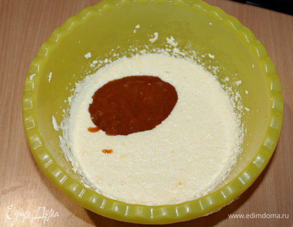 Добавьте пюре из хурмы и перемешайте.