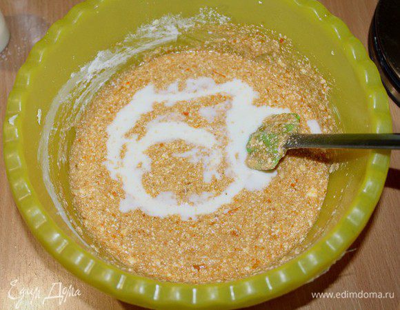 Смешайте муку с разрыхлителем и содой и подмешайте поочередно с молоком к маслянной массе.