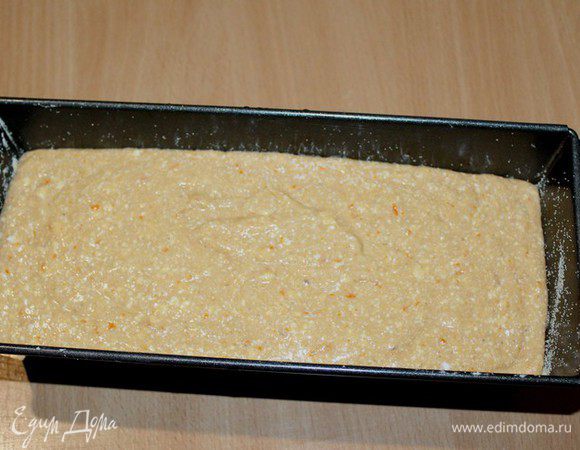 Вылейте тесто в подготовленную прямоугольную форму.