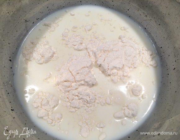 В кастрюльку влить молоко, добавить муку, размешать, чтобы не было комочков, и поставить на огонь нагреваться. Варить, помешивая, до легкого загустения. 