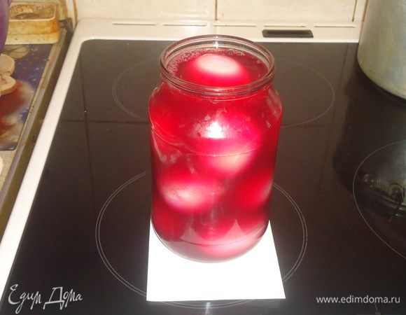 Яйца кладем в кастрюлю и заливаем водой. 