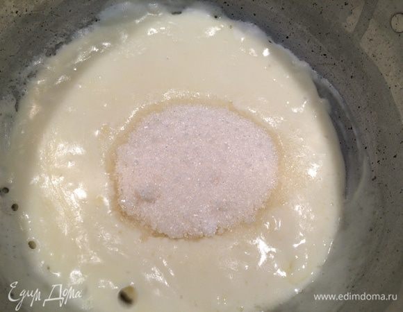 Добавить сливочное масло, половину сахара, цедру апельсина. Продолжать варить, слегка помешивая, 2-3 минуты.
